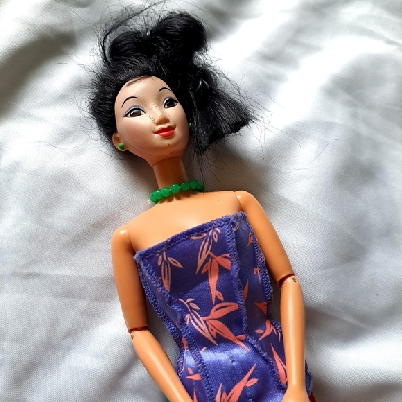 Disney | Mulan barbie doll with clothes & accessorie 1993 Mattel *Damaged* - Picture 3 of 16